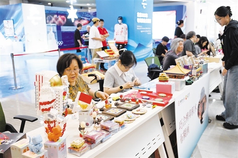 榫卯积木等东城残疾人文创产品亮相北京市残疾人手工艺品展。