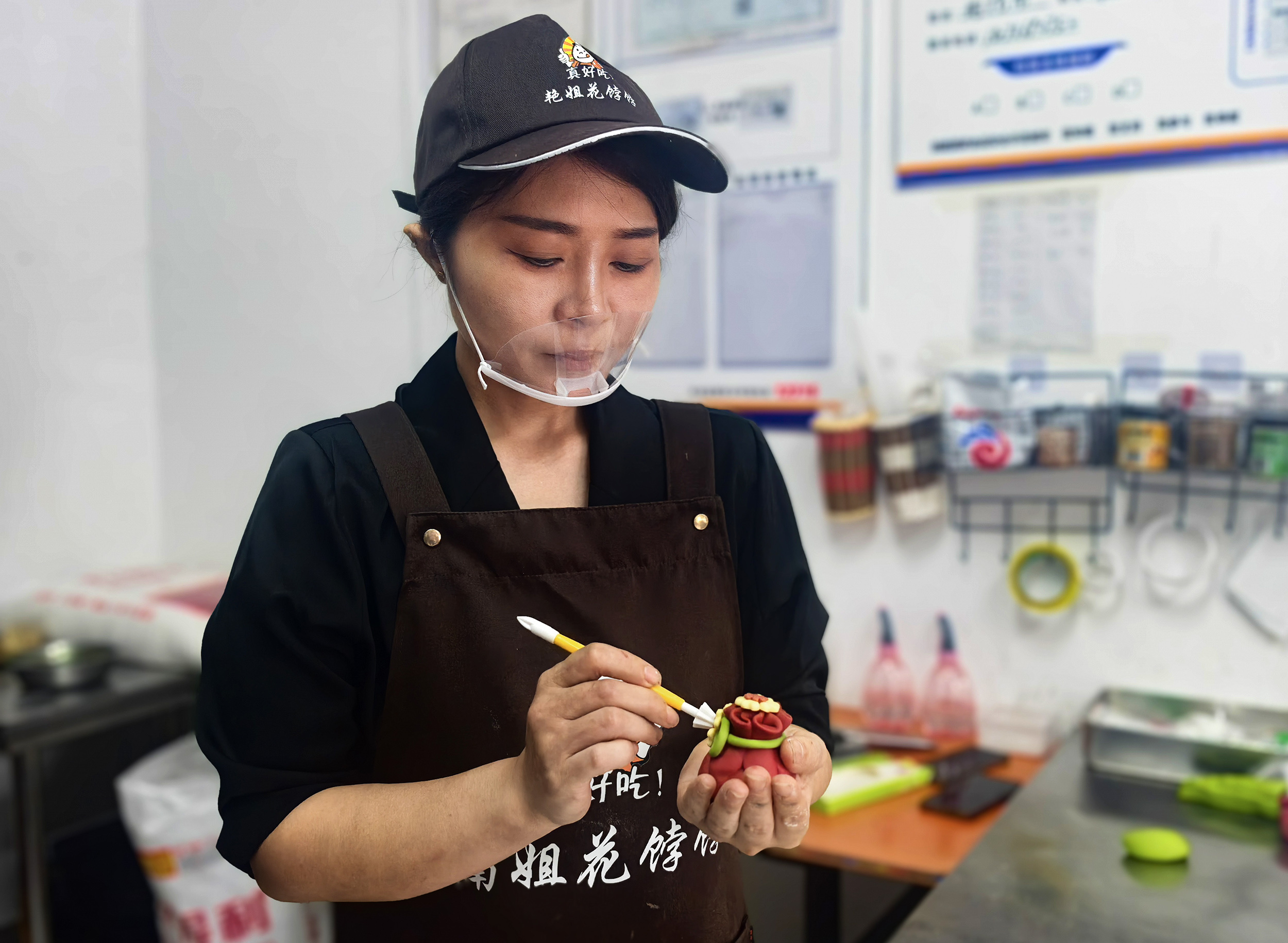 在河北省廊坊市固安县，一家花饽饽小店凭借“颜值与实力并存”圈粉无数。店主荆艳楠带着对传统手艺的热爱，将山东胶东花饽饽这门非遗技艺引入固安县，让传统节庆美食走进百姓日常，成为传递祝福的新时尚。图为花饽饽手艺人荆艳楠正在塑形。
