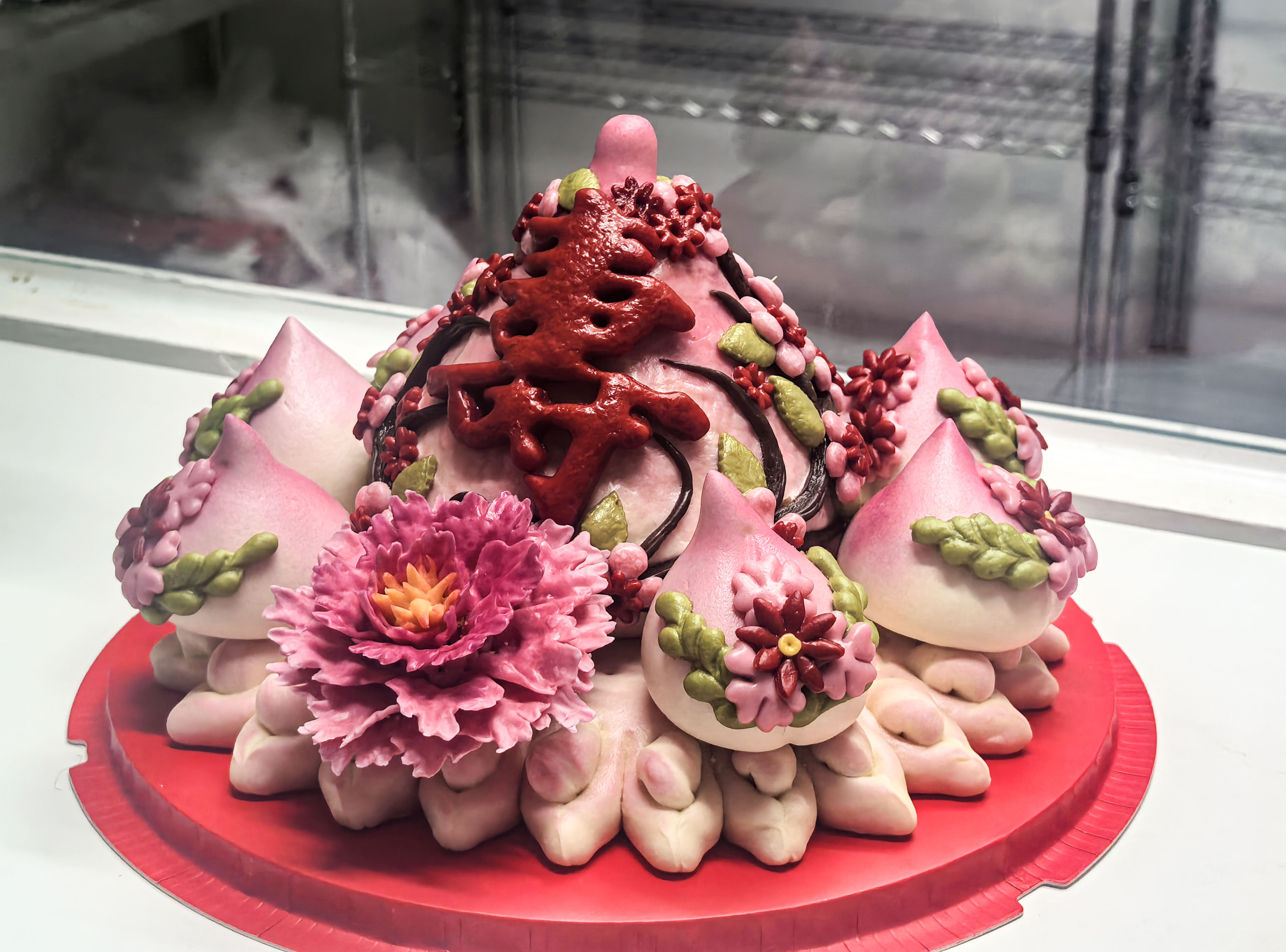 寓意长寿的桃形花饽饽。