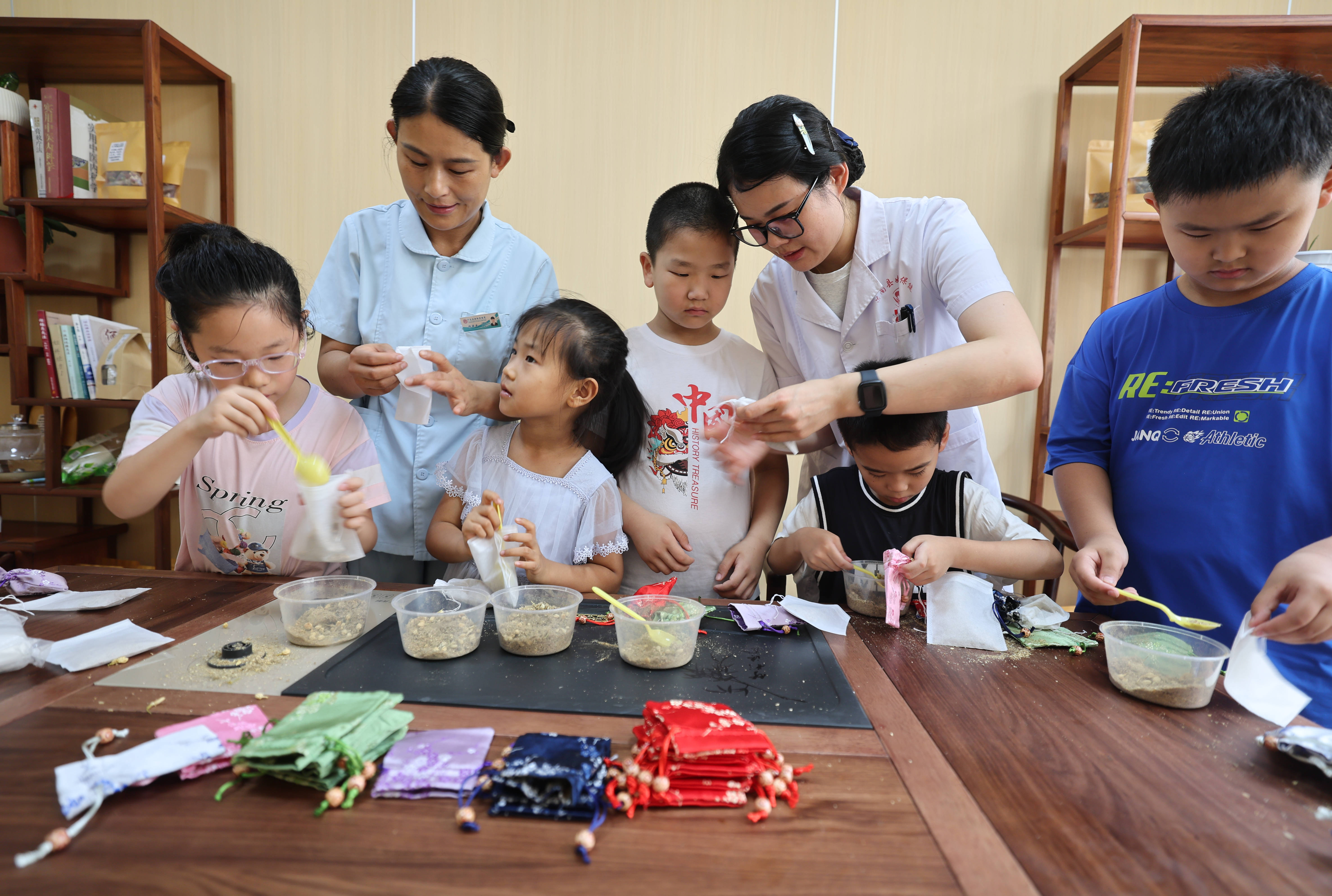 在沂南县妇幼保健院，小学生在制作中药香囊。