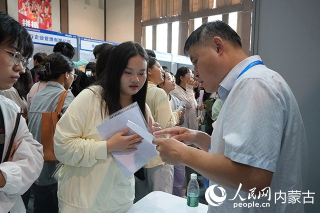 招聘会现场。实习生 王正玉摄