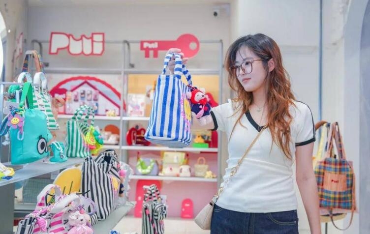 在合肥银泰in77cbb门店，市民正在选购潮玩。