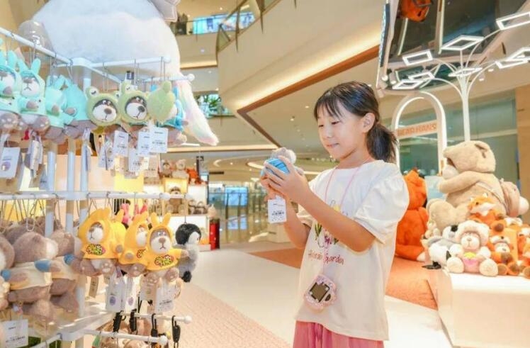 在合肥万象城“小熊汉斯”门店，市民正在选购“包挂”。