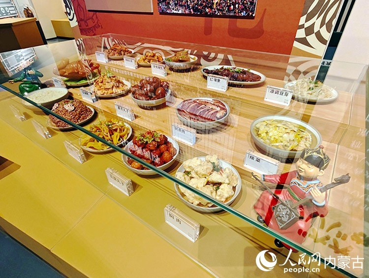 准格尔旗黄河文化馆内准格尔旗传统美食-”六六八八“农家宴席展。人民网记者 张雪冬摄