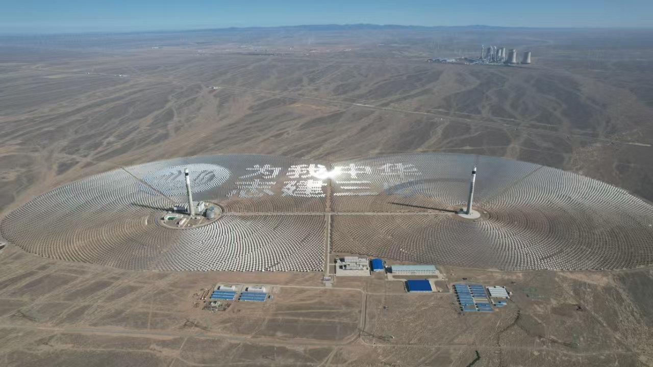 三峡恒基能脉瓜州70万千瓦“光热储能+”项目光热储能电站。受访者供图
