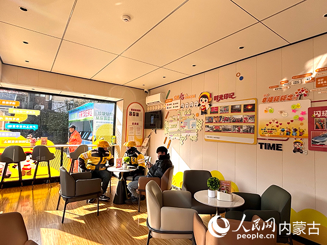 外卖骑手在新城区比塞塔商业街的青蜂舍中休息。人民网记者 张聿修摄