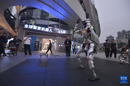 10月28日,在位于广东深圳的机器人6S店门口,机器人在跳舞。新华社记者 刘力航 摄