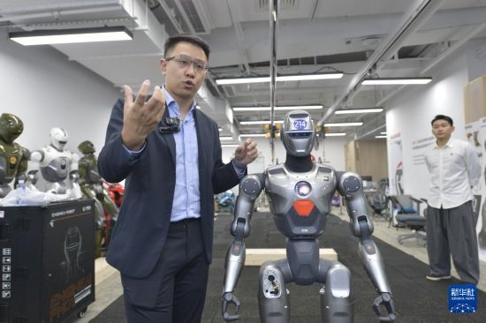10月29日,在广东深圳,众擎机器人科技联合创始人姚淇元介绍机器人“小众”。新华社记者 刘力航 摄