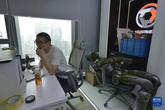 10月29日,在广东深圳众擎机器人科技有限公司,工程师调试代码。新华社记者 刘力航 摄
