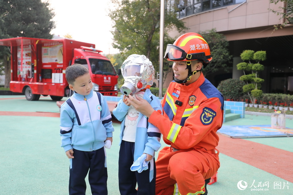 11月4日, 消防安全培训走进天门市实验幼儿园。人民网记者 张隽摄