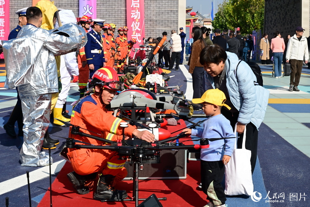 11月4日,小朋友在宁夏2025年消防宣传月启动仪式上进行体验互动活动。人民网记者 阎梦婕摄