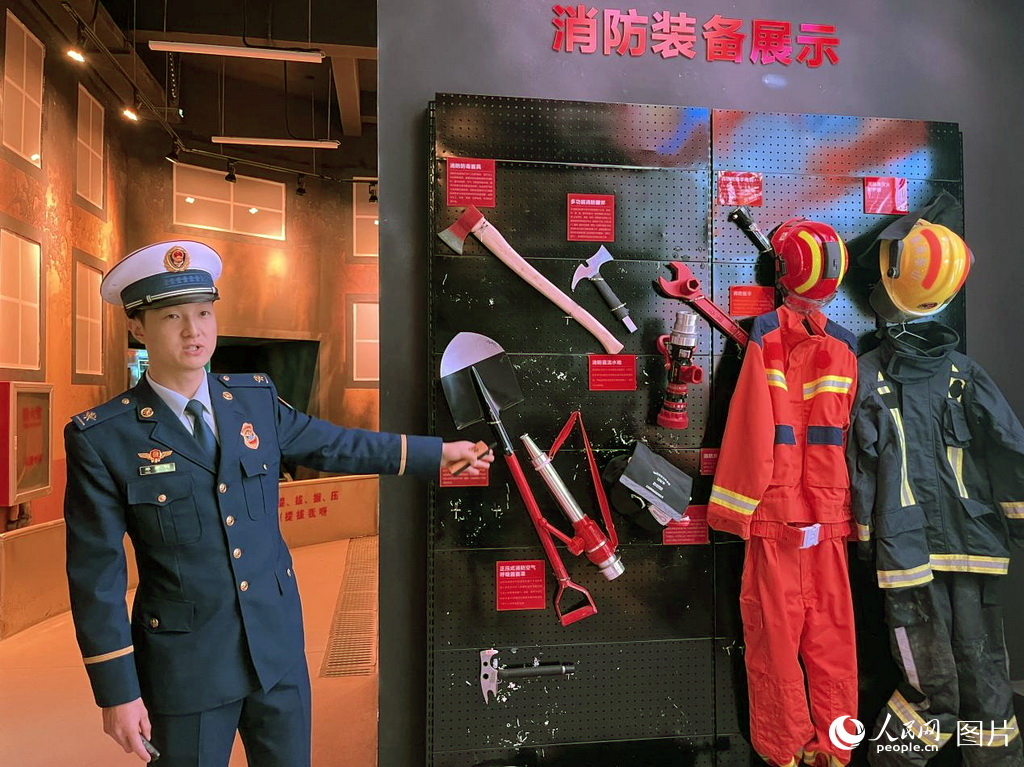 11月6日,山东济南历下区盛福庄消防救援站消防科普体验馆内,消防员科普消防救援装备的功能与用途。人民网 庄润泽摄