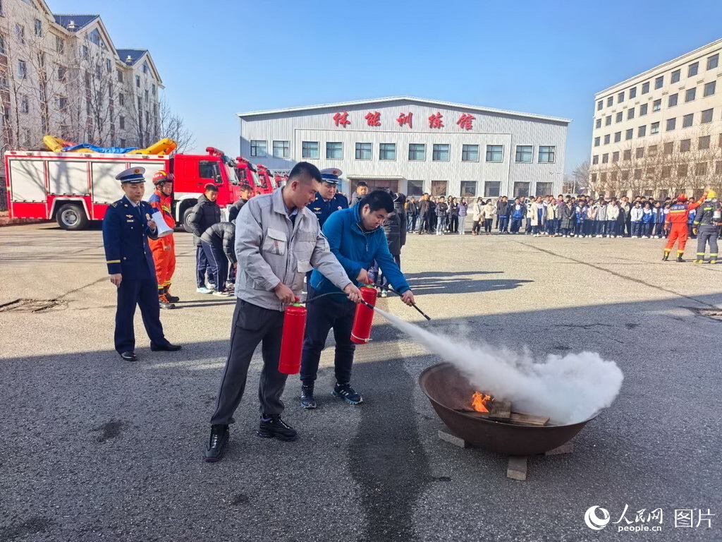 11月6日上午,长白山消防救援支队“119”消防宣传月活动启动,群众现场体验初期火灾扑救。人民网记者 王海跃摄