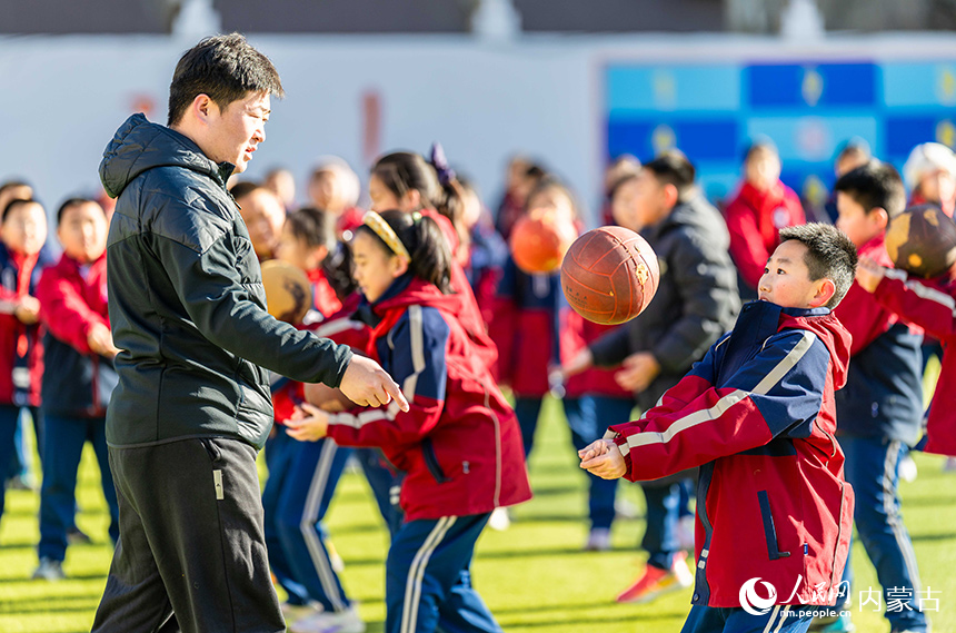 内蒙古呼和浩特市玉泉区石东路小学的学生在操场上进行排球基础训练。丁根厚摄