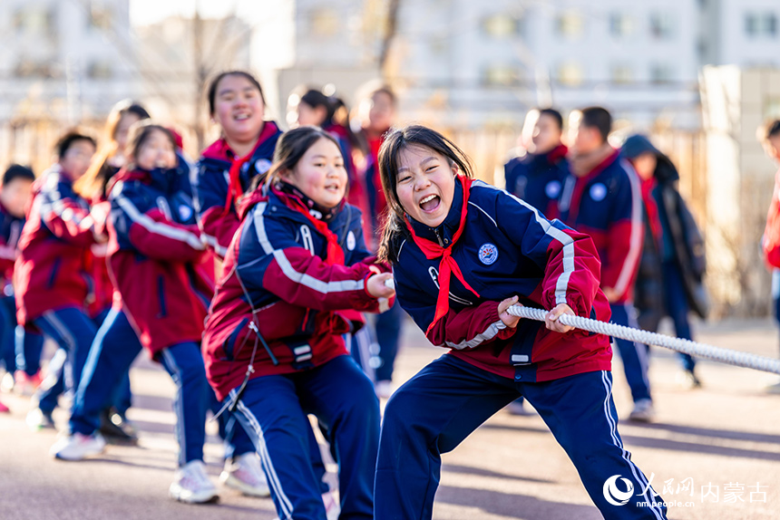 内蒙古呼和浩特市玉泉区石东路小学的学生在操场上进行拔河比赛。丁根厚摄