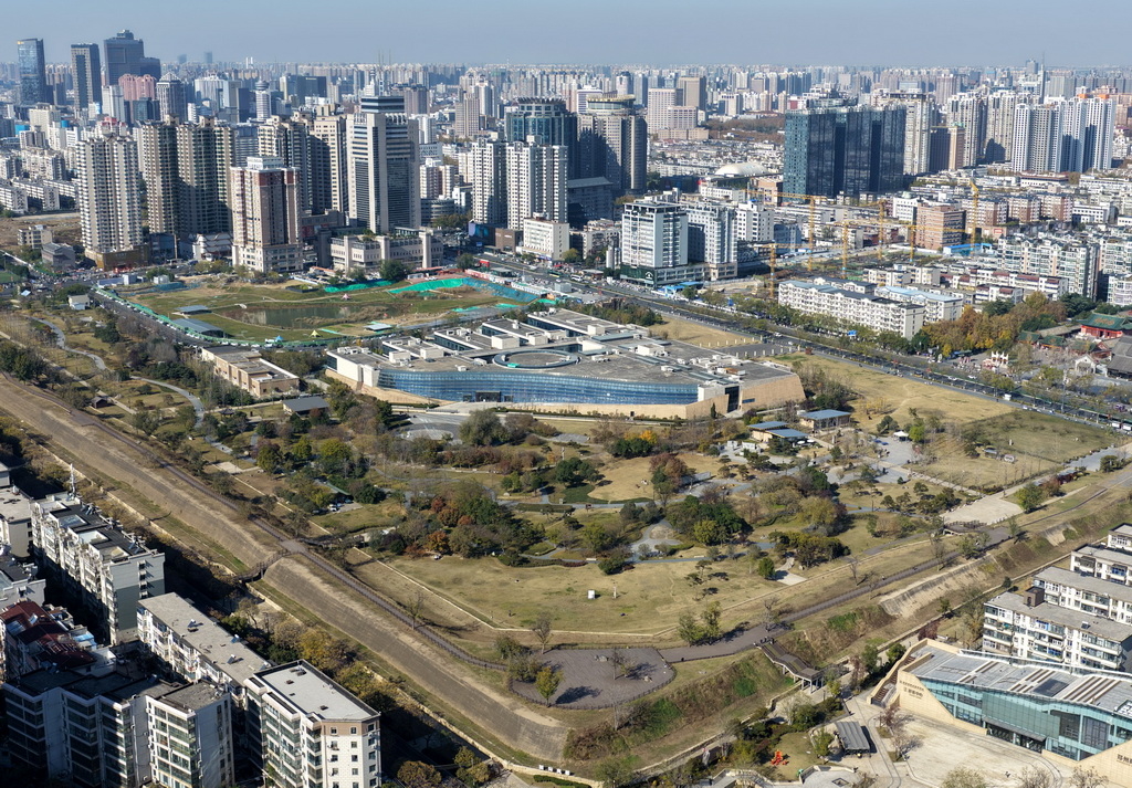 这是2025年11月21日拍摄的郑州商城国家考古遗址公园一隅（无人机照片）。新华社记者 李嘉南 摄
