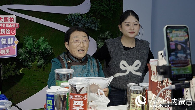 白秀枝在自营品牌的网络直播间里，线上带货。人民网记者 张力洋摄
