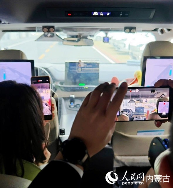 记者在自动驾驶车进行智能试驾体验。人民网记者 张力洋摄