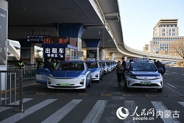 呼和浩特白塔国际机场出租车等候区内乘客有序上车。自治区交通运输厅供图