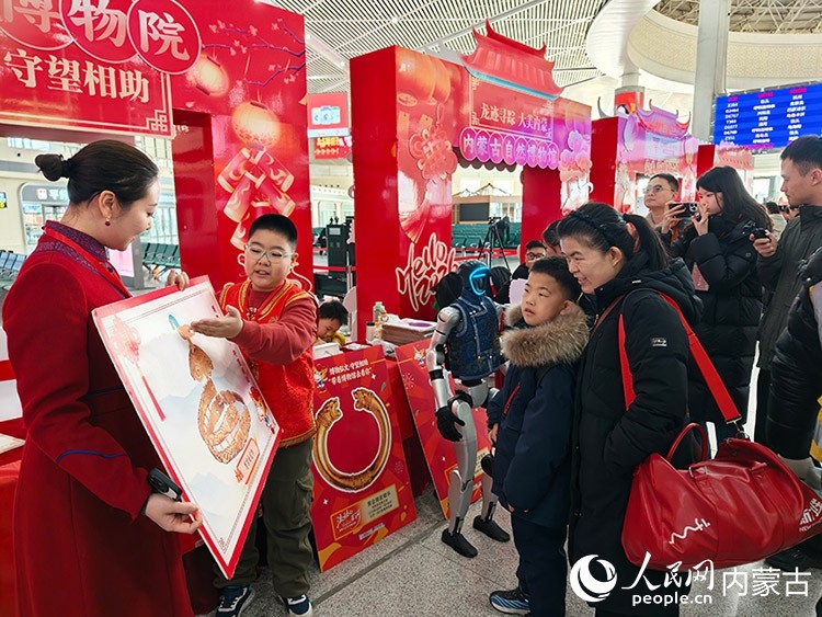 内蒙古博物院小小讲解员向旅客讲述文物的故事,为旅客带来一场奇妙的博物馆之旅。人民网记者 赵梦月摄