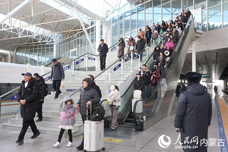 春运首日,旅客在呼和浩特东站有序乘车。人民网记者 苗阳摄