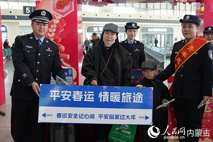 铁路公安干警向旅客普及出行安全知识。人民网记者 赵梦月摄