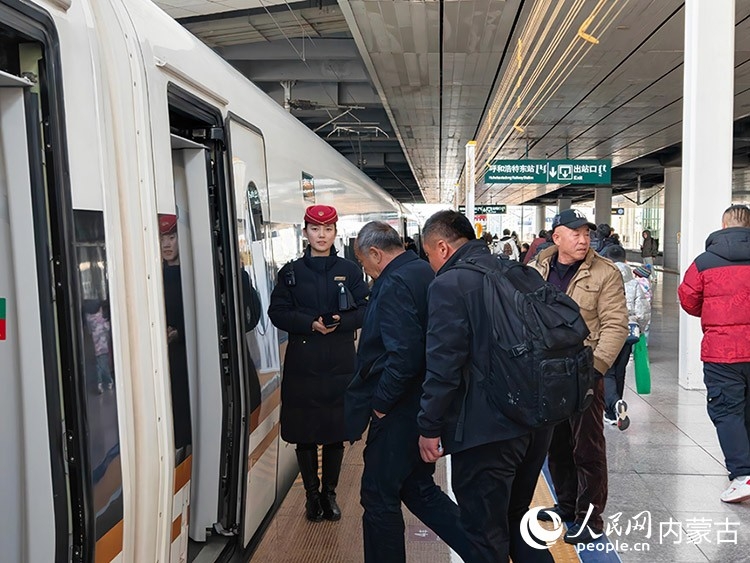 春运首日,旅客在呼和浩特东站排队乘车。人民网记者 赵梦月摄