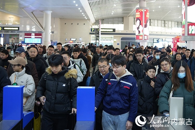 春运首日,旅客在呼和浩特东站排队乘车。人民网记者 赵梦月摄