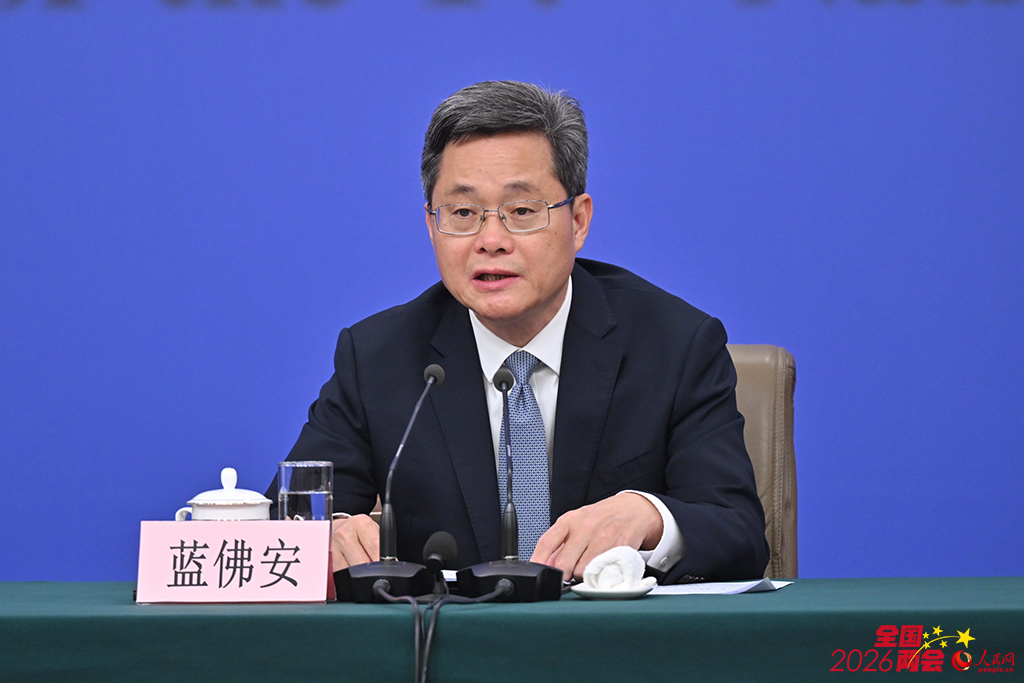 财政部部长蓝佛安回答记者提问。