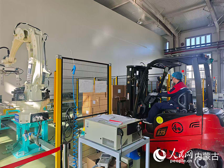 乌兰察布·二连浩特国家物流枢纽园区七苏木标准化厂房内，工作人员正在转运南瓜子成品。人民网记者 刘艺琳摄