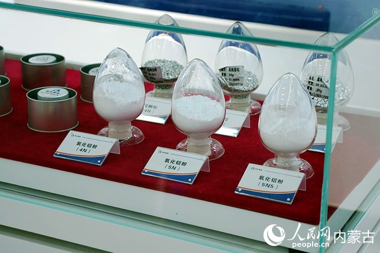 包铝生产车间外展示的高纯度氧化铝粉。人民网记者 赵梦月摄