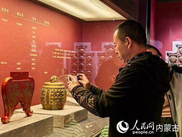 游客驻足观看。实习生赵爽摄