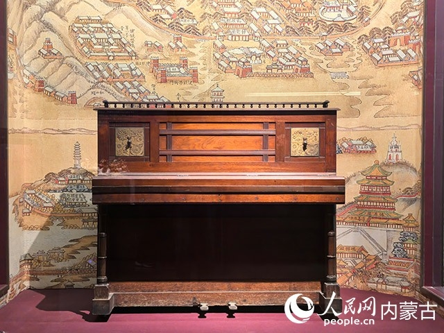 展品：木质钢琴。实习生赵爽摄